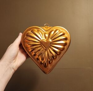 Vintage Gold Heart-Shaped Baking Mold
